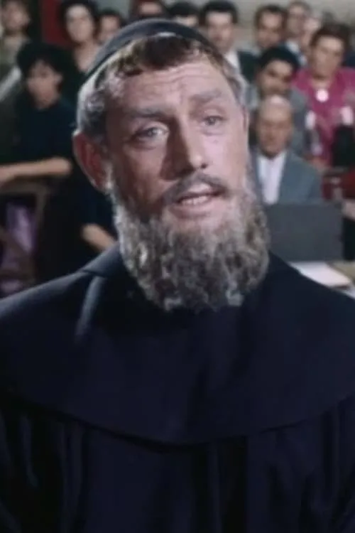 Roland Bartrop interpretando a Il padre Priore