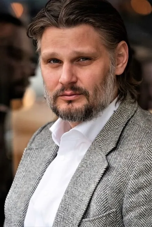 Roland von Kummant interpretando a Él