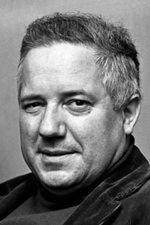 Rolf Just Nilsen interpretando a Lektor B.F. Tørrdal