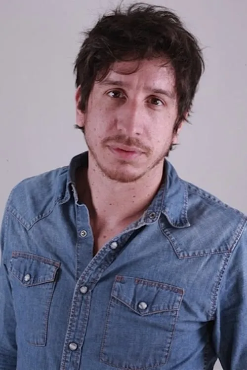 Romain Vissol interpretando a The kiosk vendor