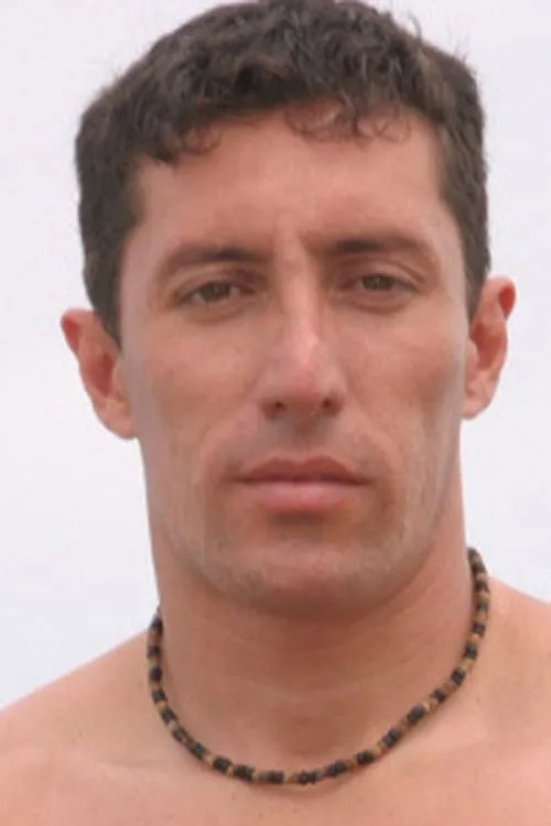 Romario Souza interpretando a