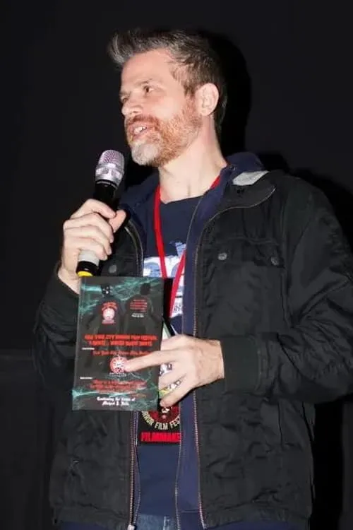 Ron Bonk interpretando a Mr. Clark