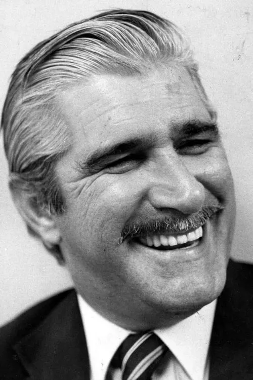 Ron Gorton interpretando a Warren Barfield