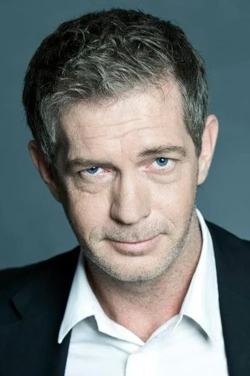 Ron Kelly interpretando a Police Officer