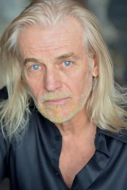 Ron McCoy interpretando a Sherman Pyne