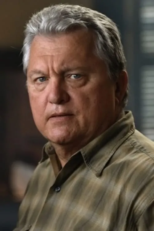 Ron Prather interpretando a Tuckdriver