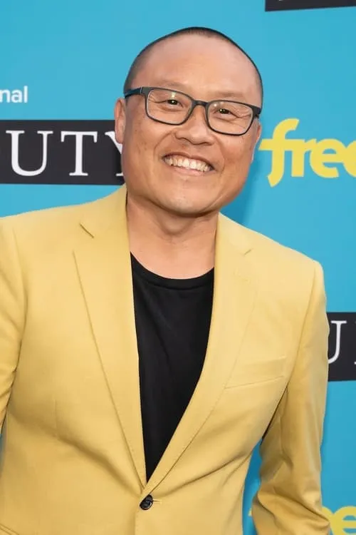 Ron Song interpretando a Eddie