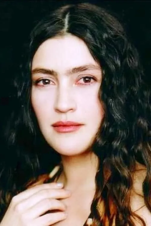 Rona Hartner interpretando a Joli Coeur