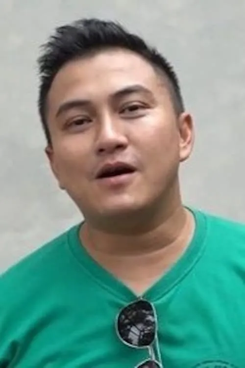 Ronald Gustav interpretando a Remon