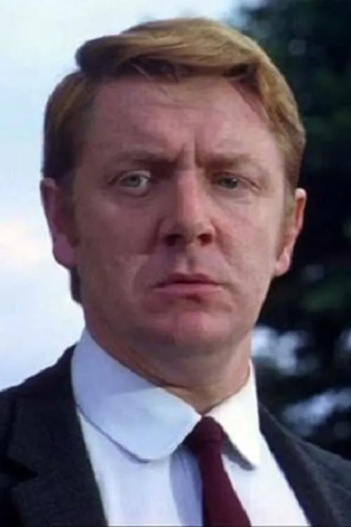 Ronald Hines interpretando a Tom Olley