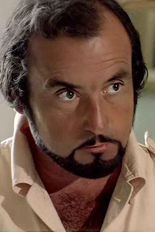 Ronald Weiss interpretando a The Warden