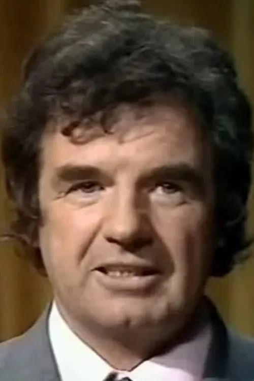 Ronnie Brody interpretando a Grandpa Hatton-Jones