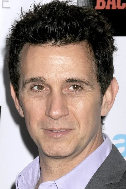 Ronnie Marmo interpretando a Frank Strozzalone