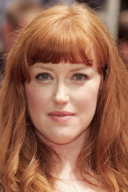 Rose Keegan interpretando a Emma Pagent