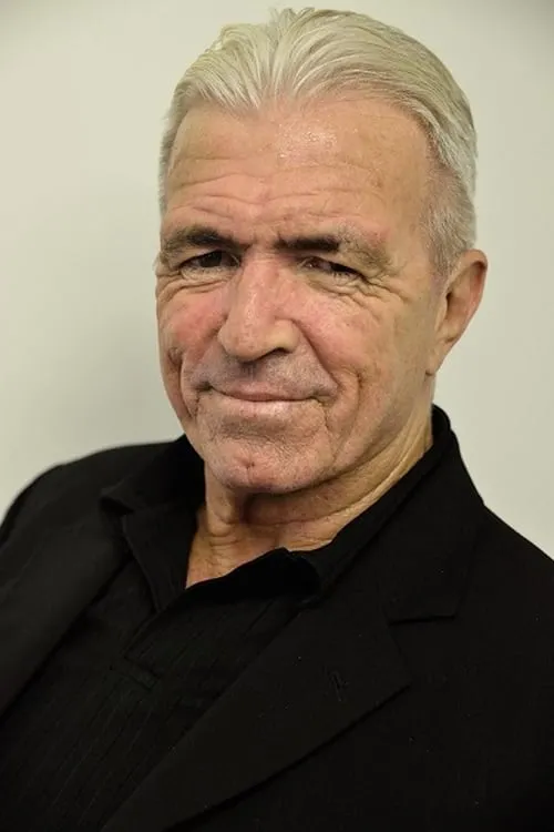 Ross Campbell interpretando a Policeman