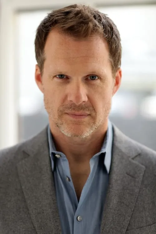 Ross Gibby interpretando a Richard Heston