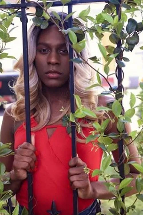 Rowin Amone interpretando a Mary Jones