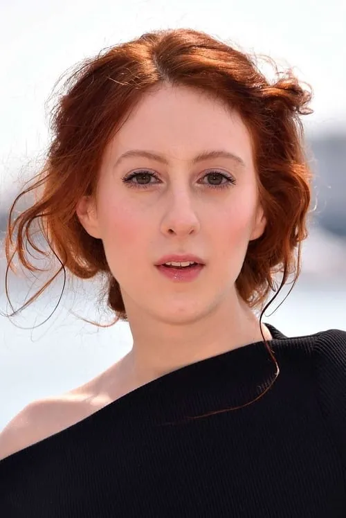 Roxane Duran interpretando a Nathalie