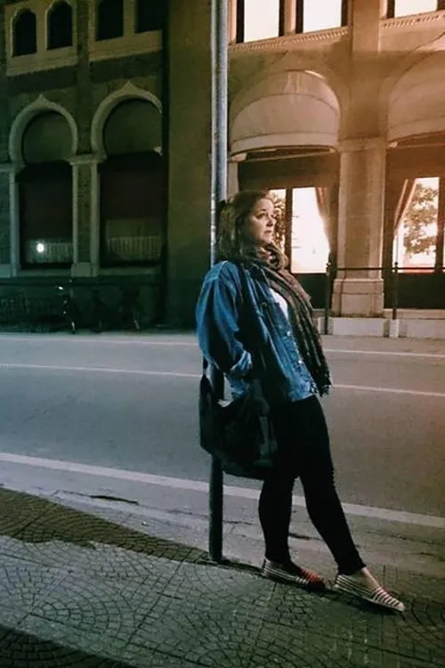 Roxanne Peguet interpretando a Narrator