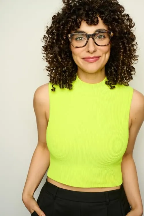 Roxy Shabestari interpretando a Detective Gardner