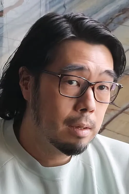 Roy Chow Hin-Yeung interpretando a Leo