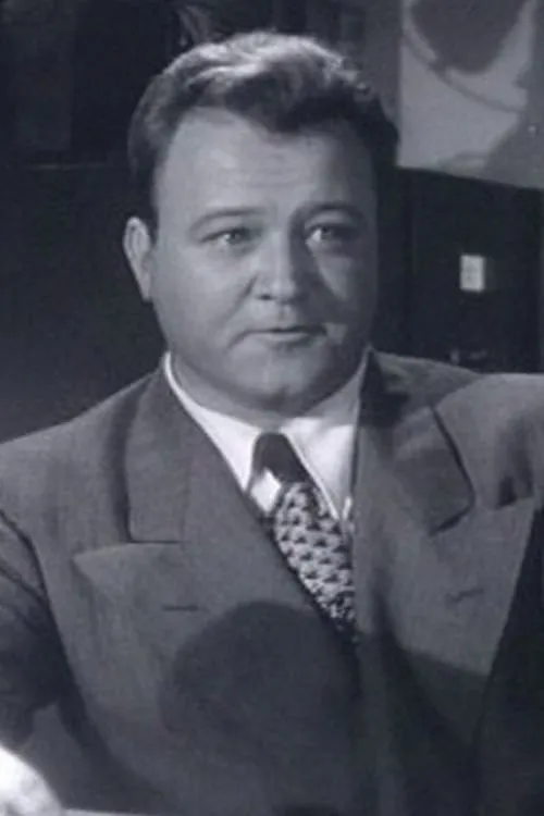 Roy Engel interpretando a Dr. Carl Lewton