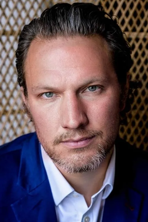 Ruben Crow interpretando a Doctor