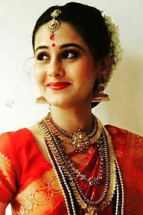 Rucha Vaidya interpretando a