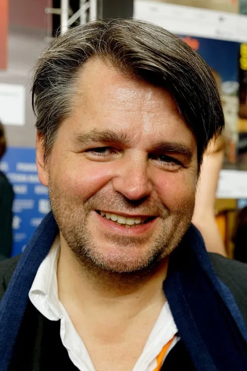 Rüdiger Suchsland interpretando a Self - Narrator (voice)