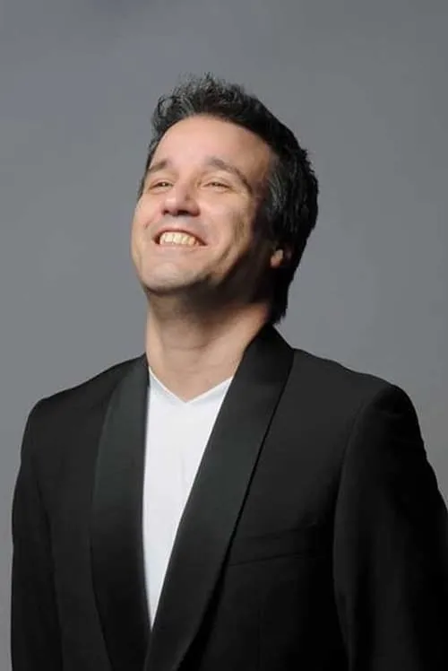 Rui Xará interpretando a Host