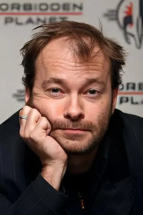 Rupert Degas interpretando a English voice of Severin