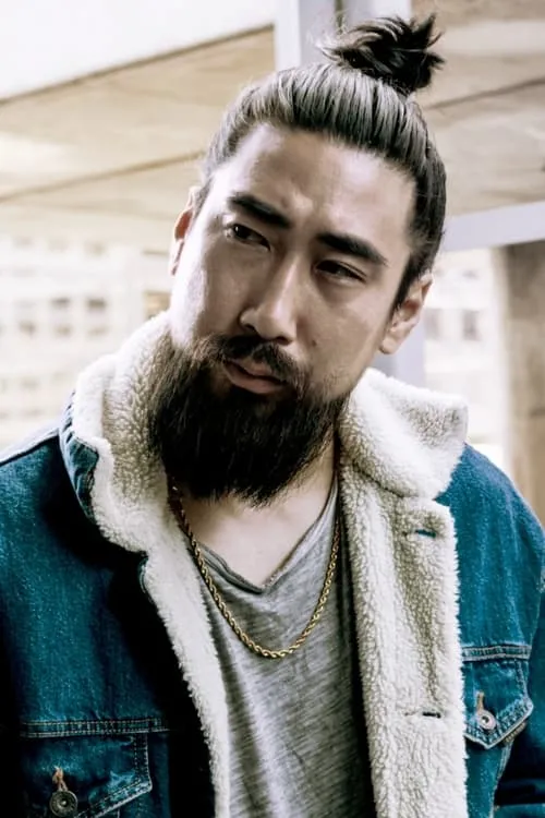 Ryan Feng interpretando a Karaoke Crew