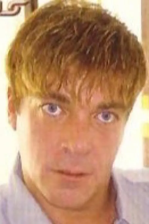 Ryan Foxx interpretando a