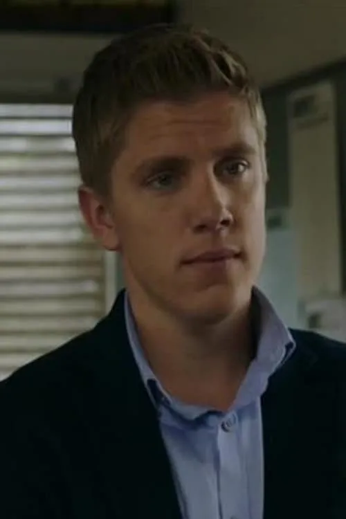 Ryan Hawley interpretando a Tarrant