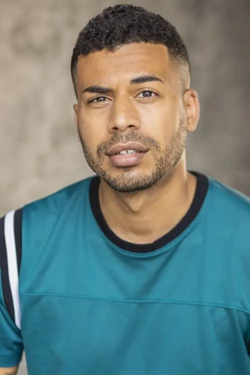 Ryan Jones interpretando a CRP Lou Lopez