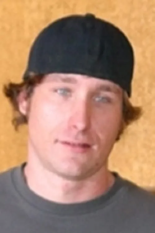 Ryan Knox interpretando a