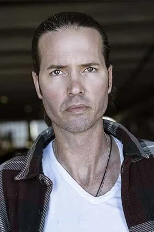 Ryan Knudson interpretando a The Hitchhiker