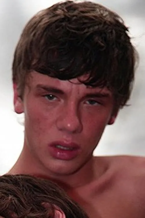 Ryan Philips interpretando a 