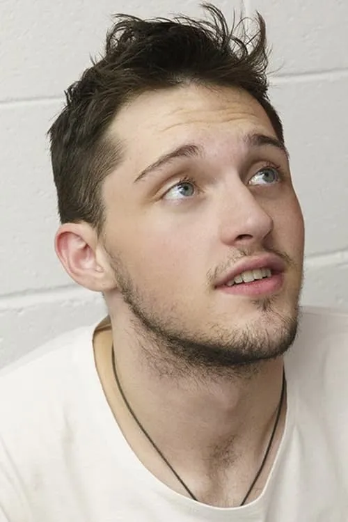 Ryland Kingsman interpretando a