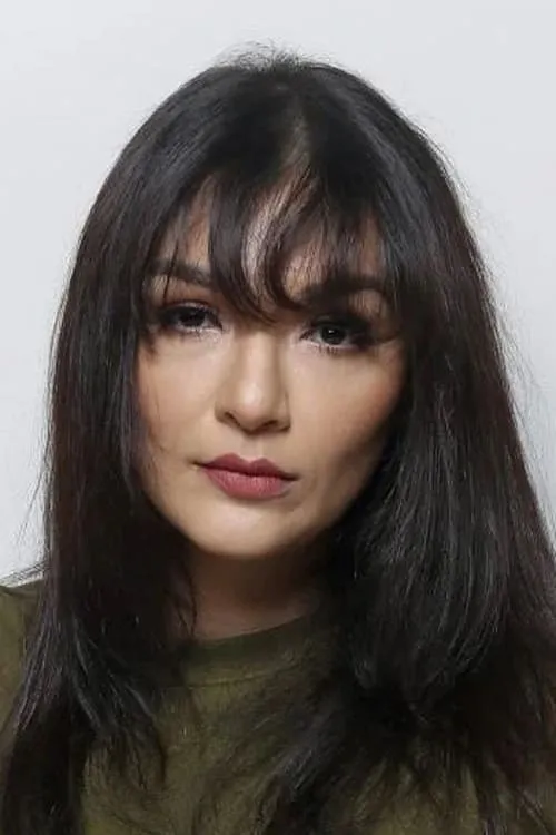 Sabrina Ali interpretando a Faridah