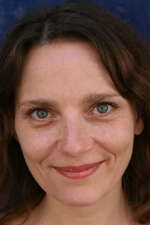 Sabrina Delarue interpretando a