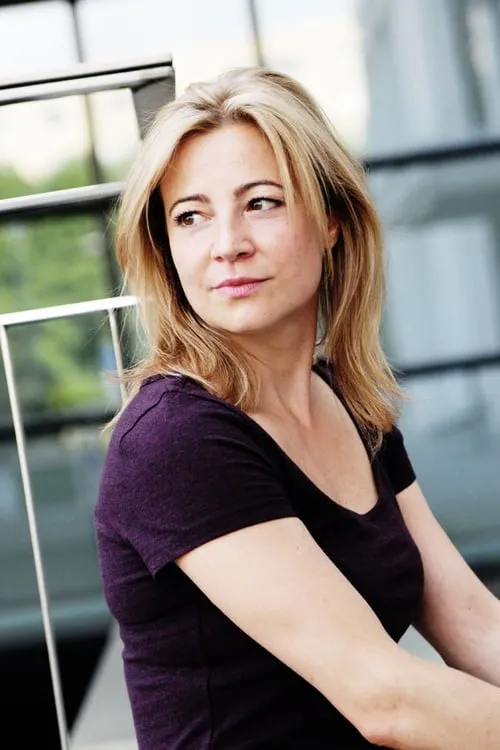 Sabrina Rattey interpretando a 