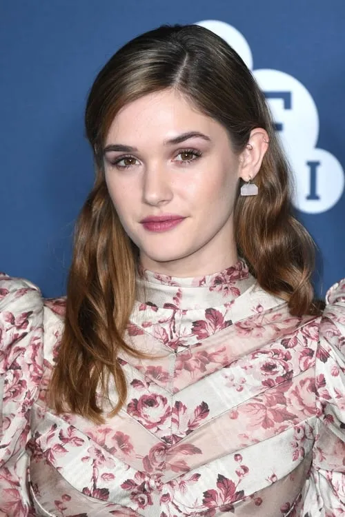 Sai Bennett interpretando a Rose