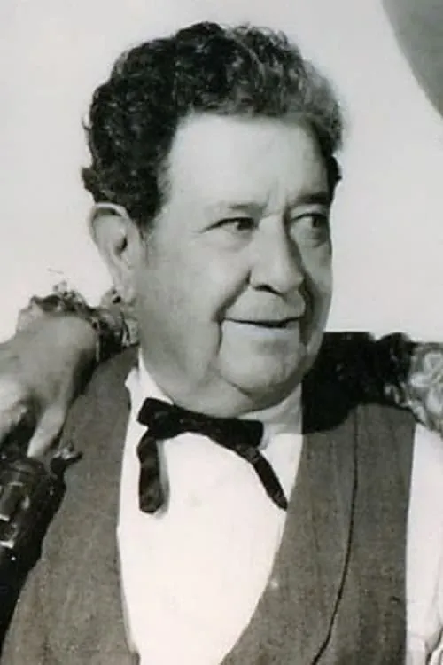 Sam Appel interpretando a Sanchez