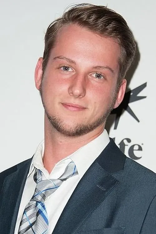 Sam Chance interpretando a Taylor Cowls