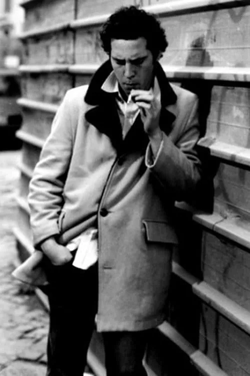 Sam Cohan interpretando a Alex