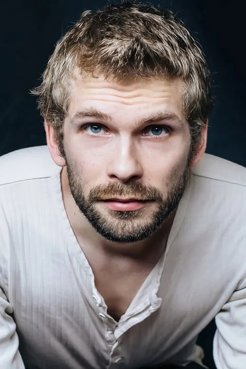 Sam Gilroy interpretando a Connor Novick