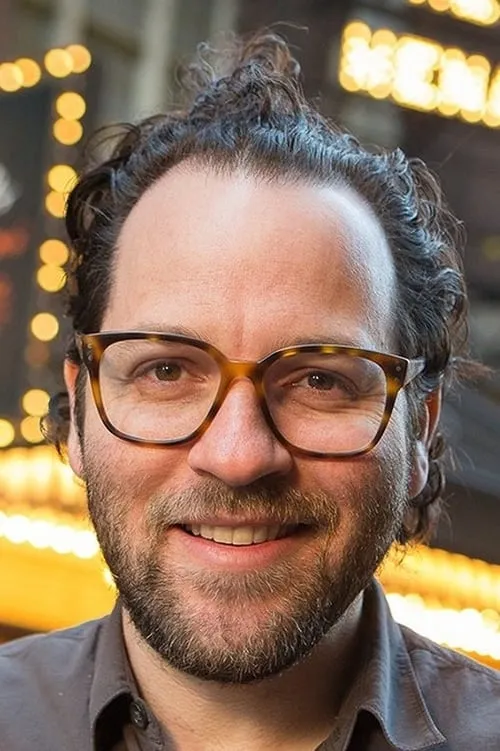 Sam Gold interpretando a Alfonse