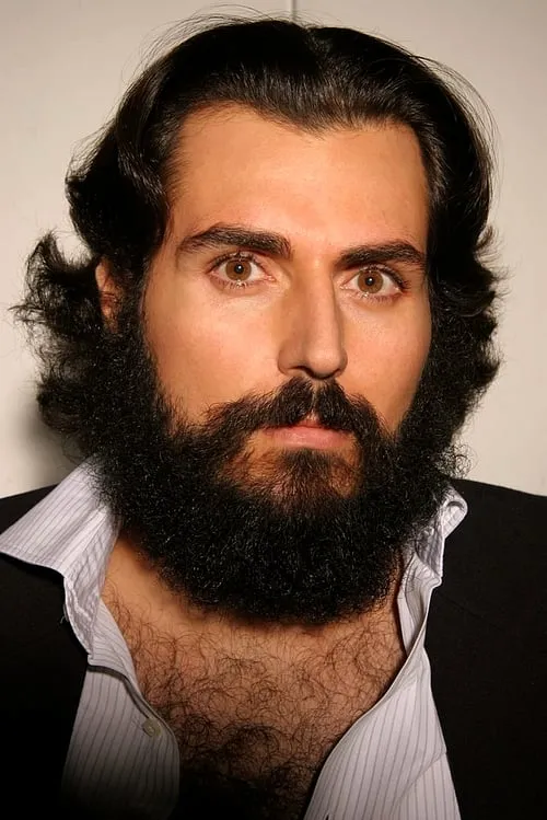 Sam Kalidi interpretando a Amin