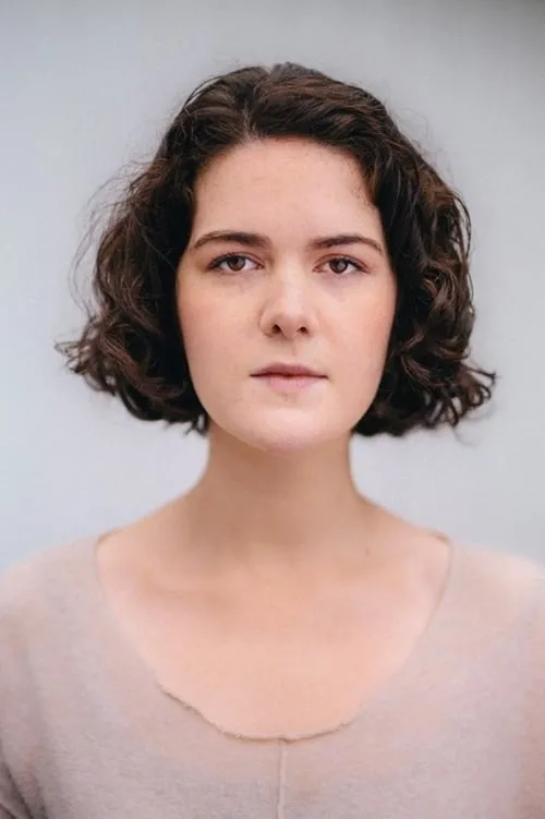 Sam Spear interpretando a Detective Wolf